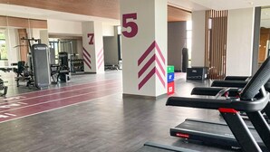 Een sportschool met loopbanden, krachtherinneringen en een atletiekbaan.