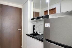 Standard Studio | Private kitchen | Electric kettle - Comfy White Studio At Transpark Juanda Bekasi Timur Apartment (Bekasi)