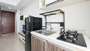 Eine moderne Küche mit Einbaukühlschrank, Herd, Spüle und Mikrowelle.