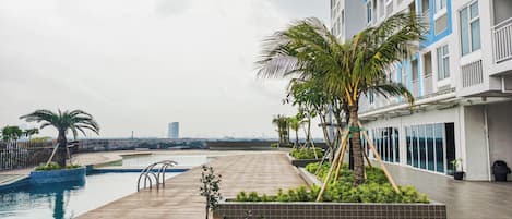 Una piscina al aire libre