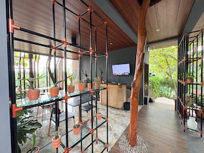Un intérieur moderne avec une cloison en verre, un plafond en bois et des plantes en pot.