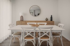 Dining - Villa d'Avó Dalva Beach modern family house, 50 m from the Ocean (Vila Chã)