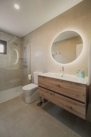 Hair dryer, towels, soap, toilet paper - Villa d'Avó Dalva Beach modern family house, 50 m from the Ocean (Vila Chã)
