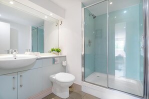 Shower, hair dryer, towels, shampoo - Direct Thames River View Apartment with Balcony Suit Family of 4 (Greater London)