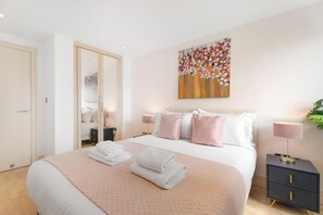 Desk, iron/ironing board, travel cot, WiFi - Direct Thames River View Apartment with Balcony Suit Family of 4 (Greater London)