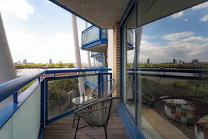 Property grounds - Direct Thames River View Apartment with Balcony Suit Family of 4 (Greater London)