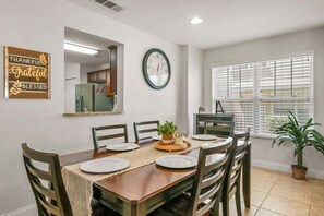 Dining - Comfy Town Home - Private - Right off Highway (Gainesville)