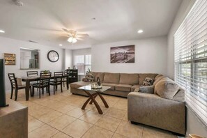 Living area - Comfy Town Home - Private - Right off Highway (Gainesville)