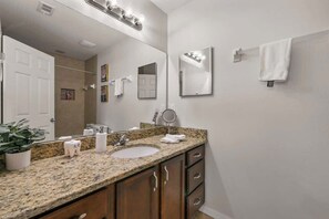 Bathroom - Comfy Town Home - Private - Right off Highway (Gainesville)