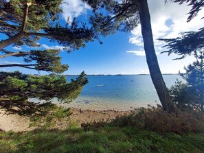 På stranden