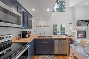 Fridge, microwave, oven, stovetop - Cloudview Lodge  Retreat (Rapid City)