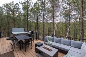 Outdoor dining - Cloudview Lodge  Retreat (Rapid City)