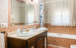 Shower - 3 bedroom lovely home in Cantillana (Cantillana)