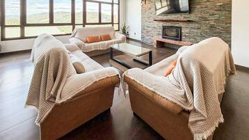 Smart TV, fireplace