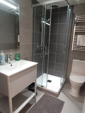Apartamento familiar | Baño | Jabón, champú y papel higiénico