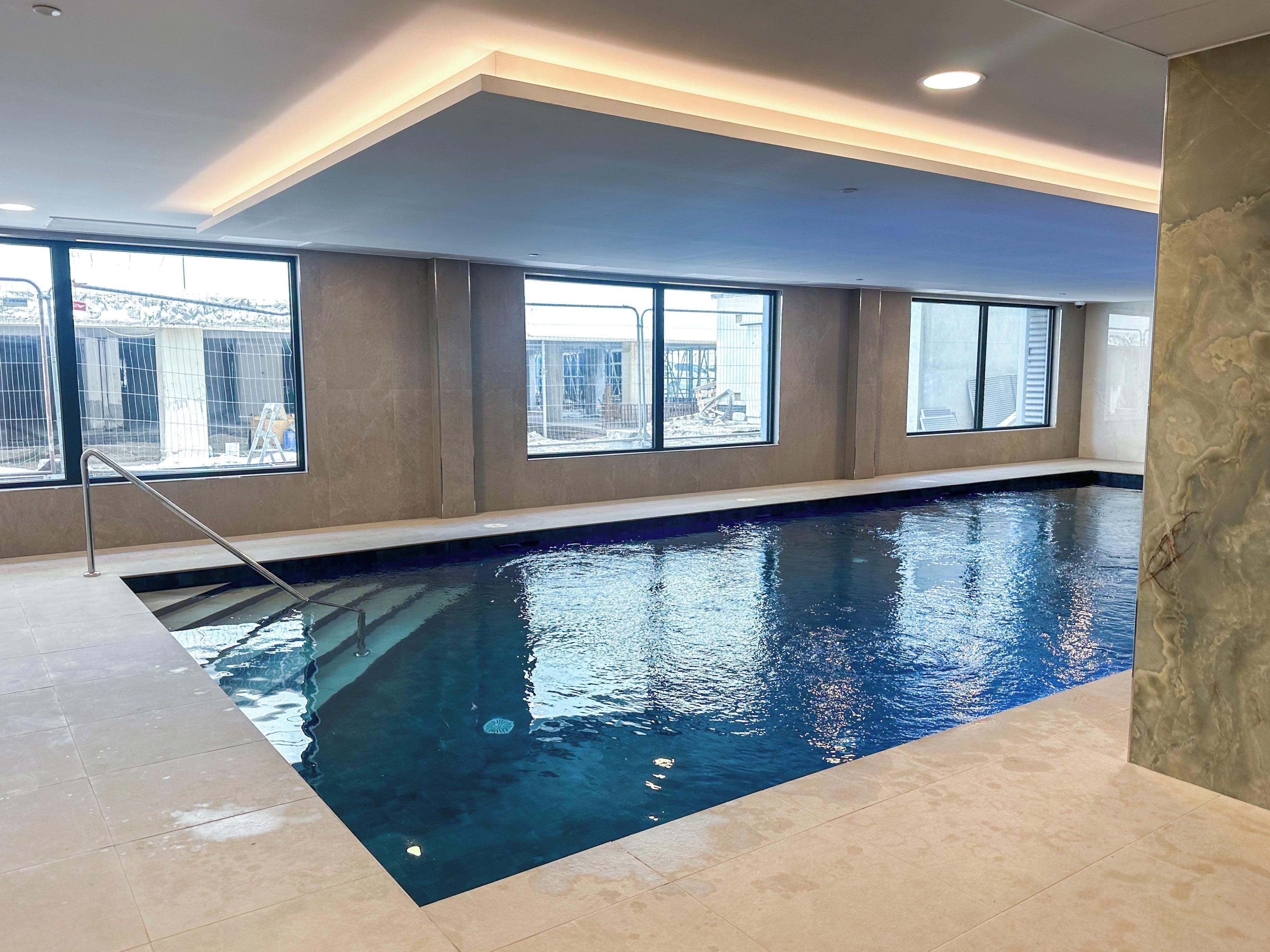 Una piscina cubierta