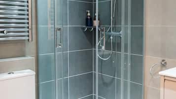 Family Apartment | Bathroom | Soap, shampoo, toilet paper