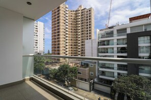 Property grounds - w* | Deluxe 3BR Duplex w/ Balcony in Miraflores (Lima)