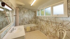 Towels, soap, toilet paper - Anthony’s at Highfield offers a relaxing stay in total comfort and serenity. (Stanley)