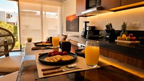 Classic Apartment, Balcony, City View | Tempat makan