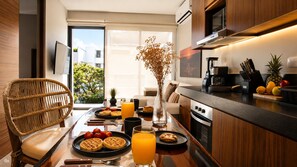 Classic-Apartment, Balkon, Stadtblick | Speisen