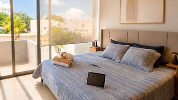 Estudio Confort, balcón, vista al jardín | Cortinas blackout, tabla de planchar con plancha y wifi gratis