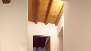Portaat, joissa on puiset askelmat ja valkoiset seinät.