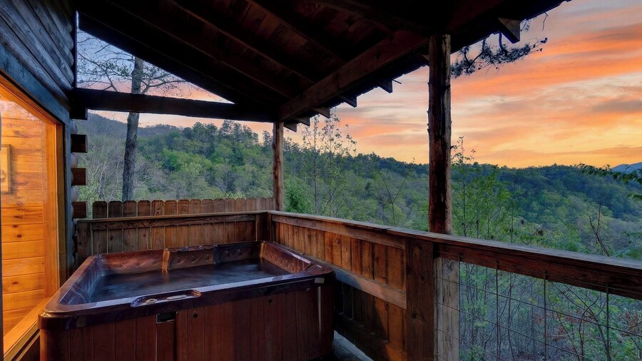 Isaiah's, Jack's & Elijah's Cabins by Avantstay 3 Cabin Buyout + 3 Hot Tubs + Firepit Ridgeline Views + Quiet Side of Smokies + 9 Min to Gsmnp