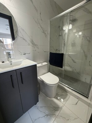 Shower, hair dryer, towels, soap - Executive Suite - Sortis Area | Mini Design (Panamá)