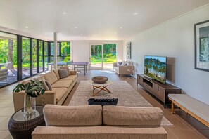 Living area - LUXURY 7 BEDROOM PRIVATEE ESTATE WITH POOL (Hamilton Island)