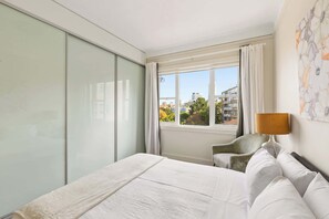 Escritorio, tabla de planchar con plancha, wifi y ropa de cama 