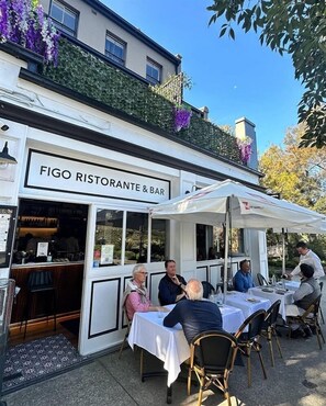 Outdoor dining - Super Comfortable Harbour View Aapartment (Rushcutters Bay)