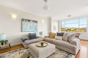 TV, offices - Super Comfortable Harbour View Aapartment (Rushcutters Bay)