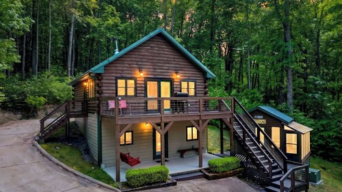 The Hearthwood by Avantstay Cozy Cabin + Bunks Screened Porch + Firepit Table + Grill Mins to Waterfalls + Brevard