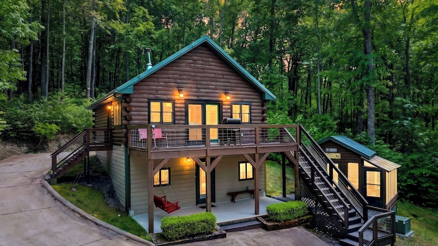 The Hearthwood by Avantstay Cozy Cabin + Bunks Screened Porch + Firepit Table + Grill Mins to Waterfalls + Brevard