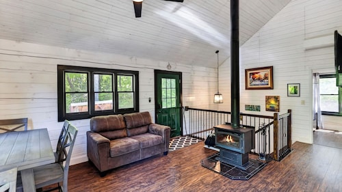 The Hearthwood by Avantstay Cozy Cabin + Bunks Screened Porch + Firepit Table + Grill Mins to Waterfalls + Brevard
