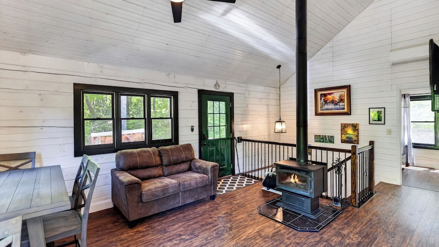 The Hearthwood by Avantstay Cozy Cabin + Bunks Screened Porch + Firepit Table + Grill Mins to Waterfalls + Brevard