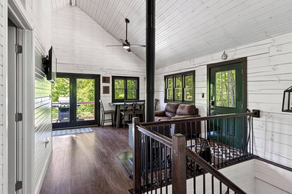 The Hearthwood by Avantstay Cozy Cabin + Bunks Screened Porch + Firepit Table + Grill Mins to Waterfalls + Brevard - Sapphire, NC