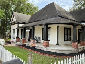 Exterior - The Anna Bell Suite at historic Jeter Farmhouse (Gladewater)