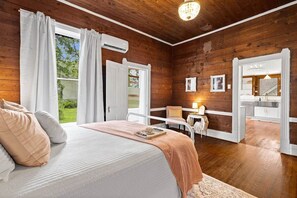 Iron/ironing board, WiFi, bed sheets - The Anna Bell Suite at historic Jeter Farmhouse (Gladewater)