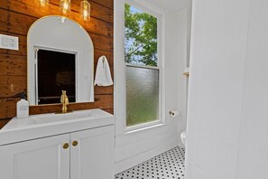 Hair dryer, towels - The Anna Bell Suite at historic Jeter Farmhouse (Gladewater)