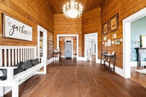 Lobby - The Leonidas Suite at historic Jeter Farmhouse (Gladewater)