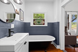 Hair dryer, towels - The Leonidas Suite at historic Jeter Farmhouse (Gladewater)