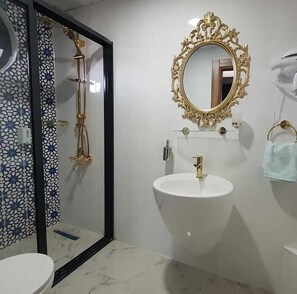 Family Suite, Balcony | Bathroom | Shower, hair dryer, towels, soap - Kütahya (Yoncalı)