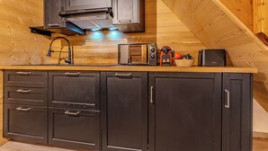 Cozinha equipada com micro-ondas, torradeira e pia.