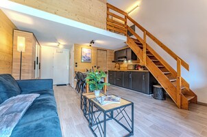 Comfort Apartment, Balcony, Mountain View | Living area