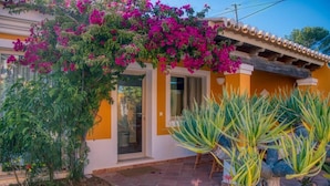 A house with a glass door, a tiled entrance, and a garden with plants. - Chalet With Pool Meia Praia Beach, Lagos (Lagos)