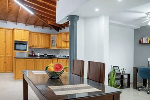 Private kitchen - 302-2 Habitacion en Coliving con baño privado cama doble y escritorio (MEDELLÍN)