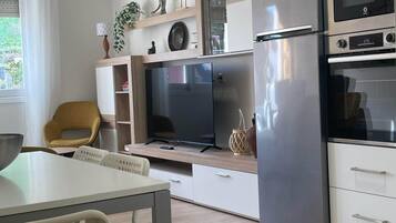 Een koelkast, een magnetron, een oven, een kookplaat