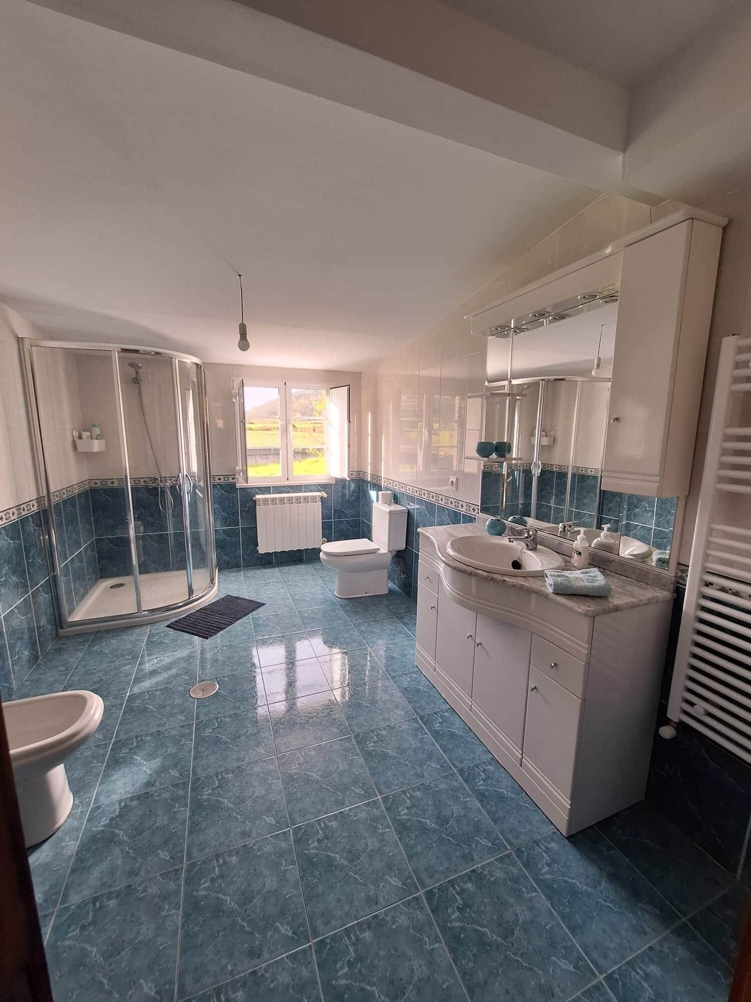 Douche, sèche-cheveux, bidet, serviettes fournies